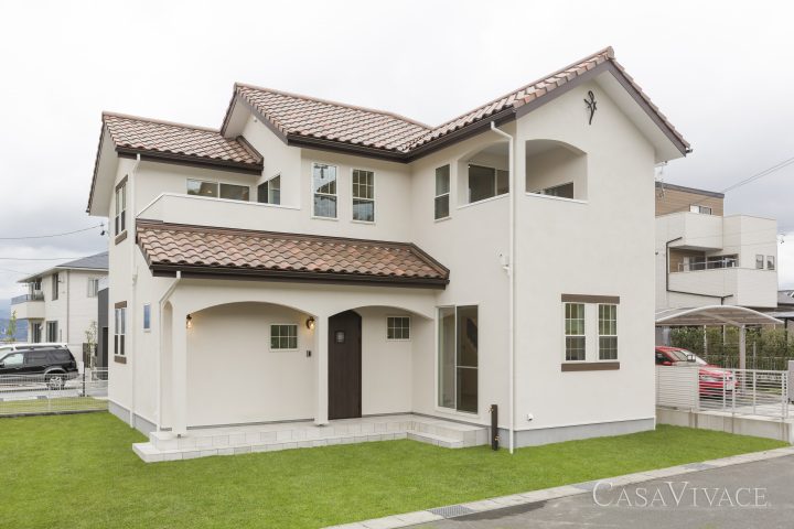 ヨーロッパ風】瓦屋根、アイアン、ステンドグラスの組み合わせ｜iecomi