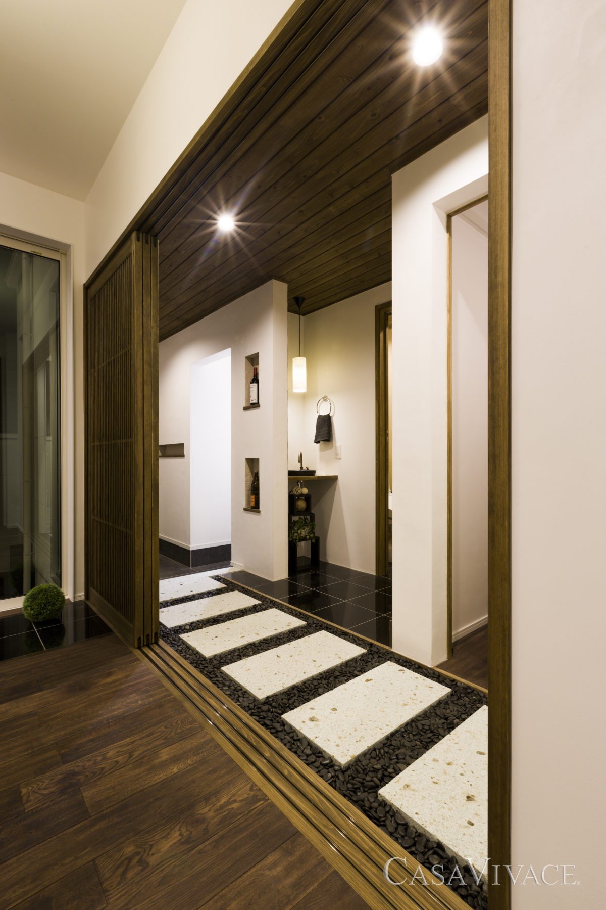 石畳と玉砂利の廊下